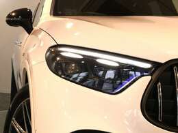 SUV特有の使用感はとても少なく心地良い禁煙の室内は落ち着いたブラックナッパレザースポーツシートに