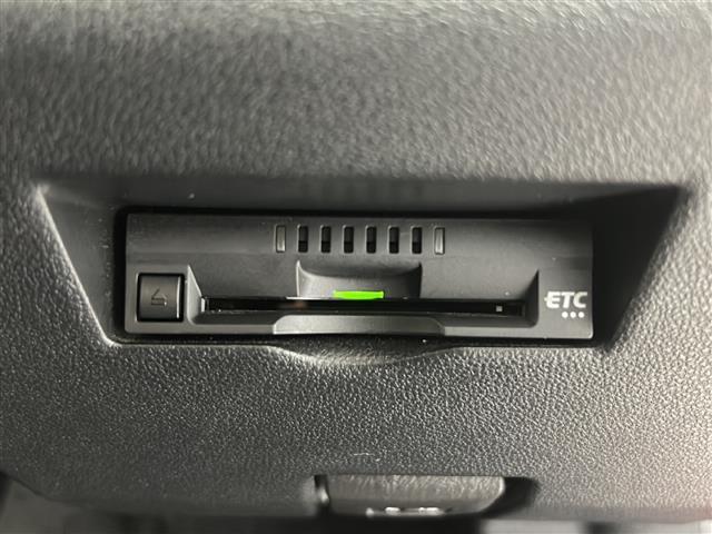 【ETC】有料道路を利用する際に料金所で停止することなく通過できる、ETC車載器（ノンストップ自動料金収受システム機器）が装備されています。セットアップを行うことで利用可能になります。