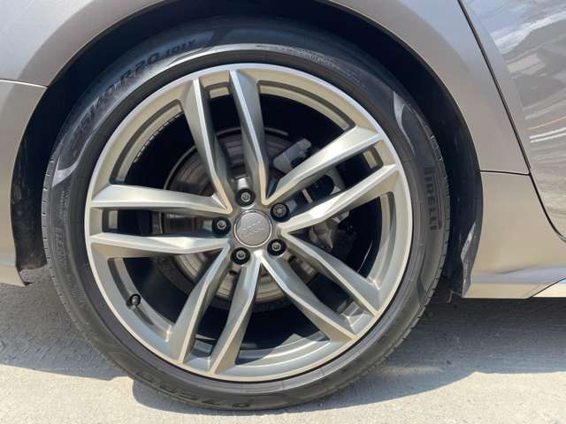 【純正アルミ】メーカー純正なので、ボディに合ったデザインのアルミです☆お洒落は足元から！Aftermarketアルミの取り付けも承っております！お気軽にお問い合わせください☆
