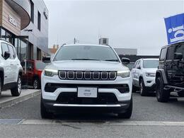 7つのグリルの「セブンスロットグリル」はJEEP車である象徴です。