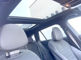 ●サンルーフ：開放感たっぷりの希少装備、サンルーフが装着されています！車内に明かりを取り入れたり景色を楽しむ以外にも、車内の空気も簡単に換気できて快適です！