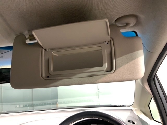 バニティーミラーが付いています。女性にうれしい装備ですね！
