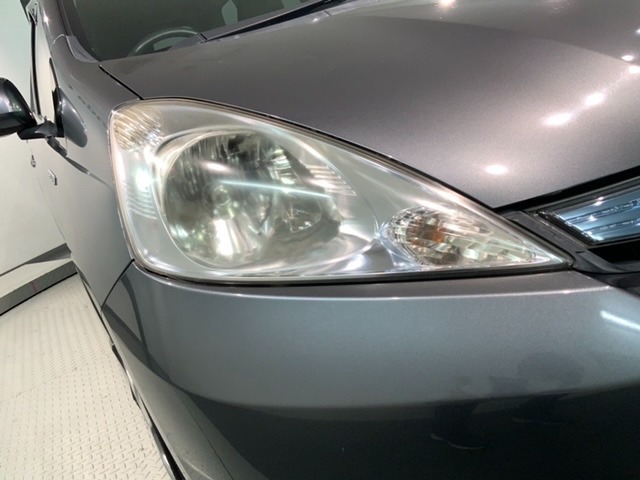 ディスチャージヘッドライト搭載でしっかり明るく照らしてくれるので、夜間走行や不慣れな道でも安心です。