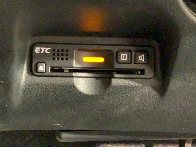 いまや快適なカーライフに欠かせないETCが付いています。