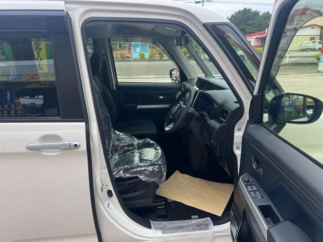 運転席はくつろぎのプライベート空間！ 車内をクリーニングしてお待ちしております！