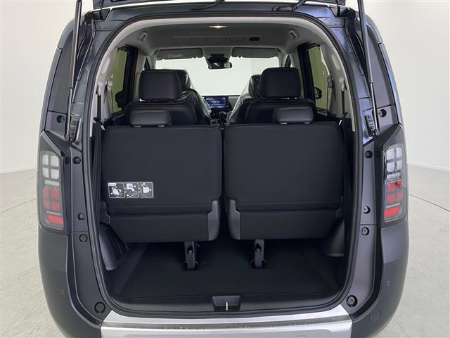 【トランク】積み込みやすくて、たっぷり積める荷室です。シートアレンジできるものは、乗車人数と荷物の量や大きさによってシートを動かすことができるので、より快適なドライブが可能です！