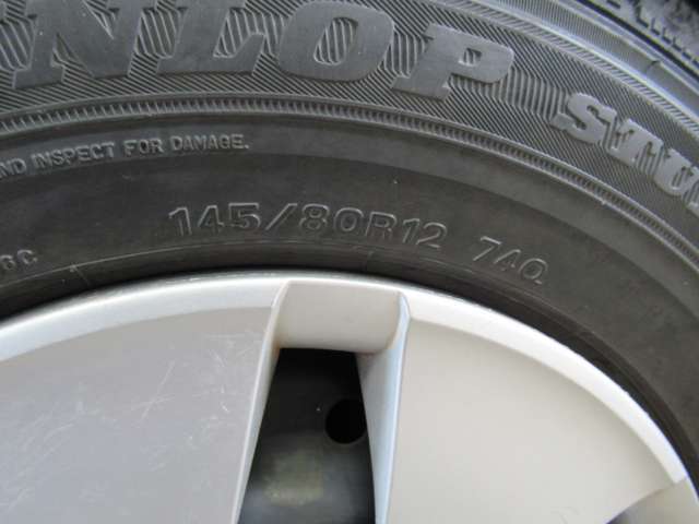 145/80R12 スタッドレスタイヤを装着しています。