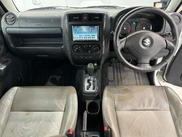 4WD　ETC　ナビ　アルミホイール　キーレスエントリー　電動格納ミラー　シートヒーター　革シート　AT　衝突安全ボディ　記録簿　ABS　エアコン　パワーステアリング　パワーウィンドウ