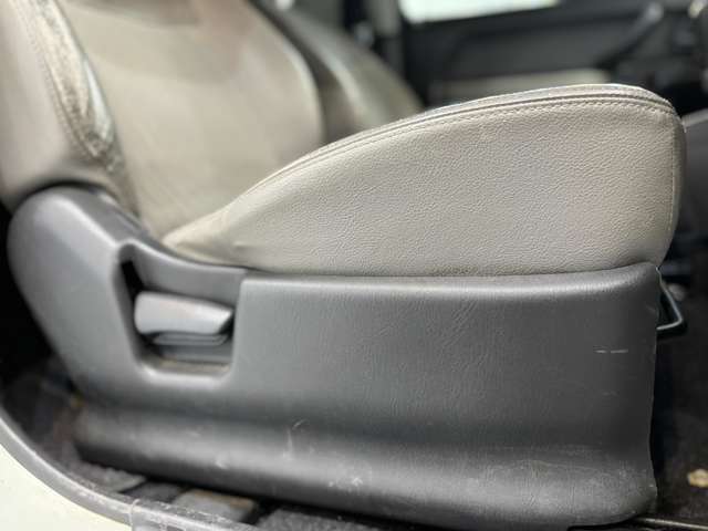 4WD　ETC　ナビ　アルミホイール　キーレスエントリー　電動格納ミラー　シートヒーター　革シート　AT　衝突安全ボディ　記録簿　ABS　エアコン　パワーステアリング　パワーウィンドウ