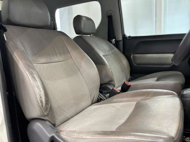 4WD　ETC　ナビ　アルミホイール　キーレスエントリー　電動格納ミラー　シートヒーター　革シート　AT　衝突安全ボディ　記録簿　ABS　エアコン　パワーステアリング　パワーウィンドウ
