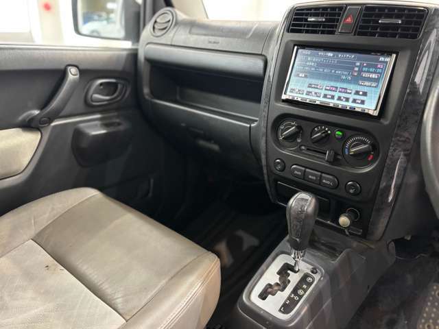 4WD　ETC　ナビ　アルミホイール　キーレスエントリー　電動格納ミラー　シートヒーター　革シート　AT　衝突安全ボディ　記録簿　ABS　エアコン　パワーステアリング　パワーウィンドウ