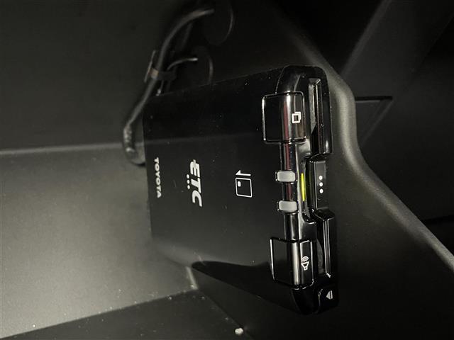 【ETC】有料道路を利用する際に料金所で停止することなく通過できる、ETC車載器（ノンストップ自動料金収受システム機器）が装備されています。セットアップを行うことで利用可能になります。