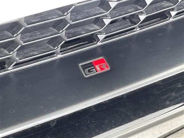 【GRエアロ】トヨタの純正エアロ（ドレスアップパーツ）が装着されています！スポーティで個性的かつ機能美を追求した造形をお楽しみください。