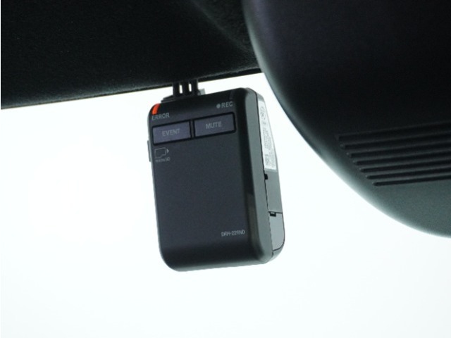 ◆ドライブレコーダー◆映像・音声などを記録する自動車用の装置です。　もしもの事故の際の記録はもちろん、旅行の際の思い出としてドライブの映像を楽しむことができます。