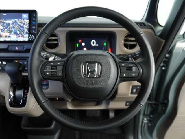 【Honda SENSING】 カメラ等装置で精度の高い検知能力を発揮、安全運転を支援します。ステアリング上のコントローラーに注目！