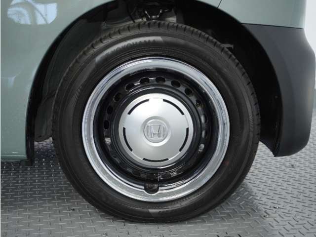カジュアルに足元を彩るハーフホイールキャップ14インチを装備！ターボ車にはメッキホイールリングも加わり、より一層きらびやかなデザインに。