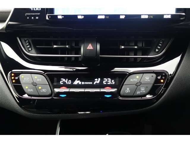 エアコンはオートタイプが装着済みです！オートモードにしておけば、車内温度を設定するだけで風の料や吹き出し口の切り替えを機械が行ってくれます！一年中快適な環境を作れますよ♪