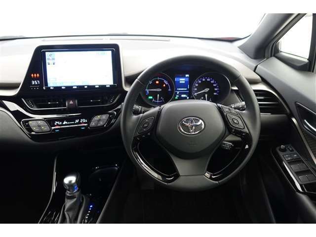 スタイリッシュなインパネ周りです！運転の際、常に目にする部分は、シックにまとめた飽きの来ないデザインが人気です！