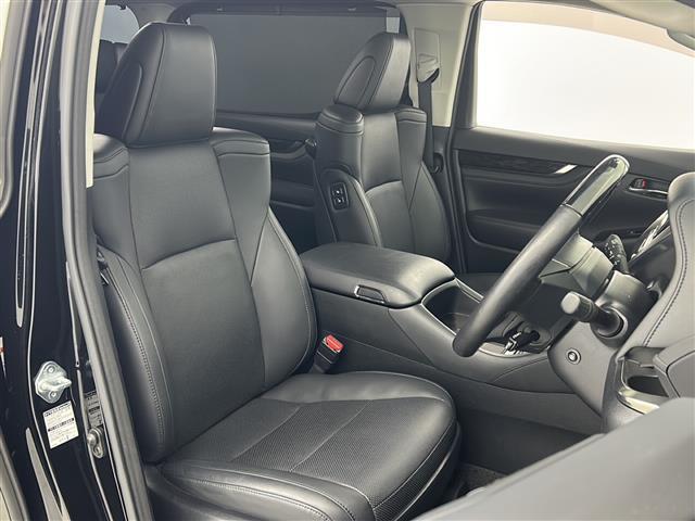 【運転席】座り心地が良いシートなので長時間の運転でも快適にお過ごしいただけます。新品のフロアマットのご注文も可能です。掲載箇所以外にご希望の写真がございましたらお気軽にお問い合わせ下さい。