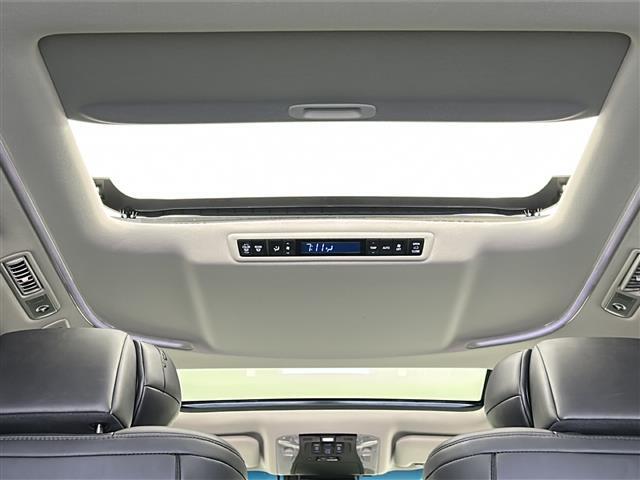 【ツインムーンルーフ】天井から太陽の穏やかな光や爽やかな風を取り込むことができる、トヨタの「サンルーフ」です！頭上のスイッチでムーンルーフを開閉することができます。