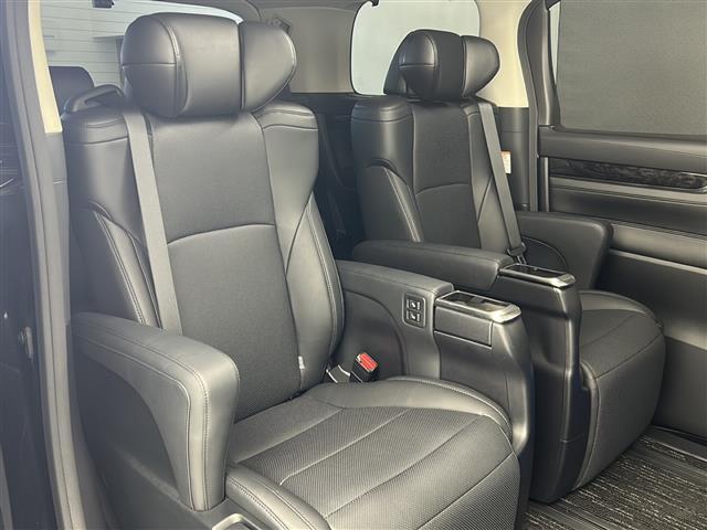 【後部座席】後席もゆったりドライブを楽しめます。内外装はプロこだわりのクリーニングで清潔なおクルマでご納車させていただきます！店舗での現車確認も承っています！