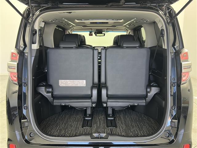 【トランク】積み込みやすくて、たっぷり積める荷室です。シートアレンジできるものは、乗車人数と荷物の量や大きさによってシートを動かすことができるので、より快適なドライブが可能です！