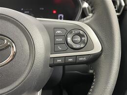 【レーダークルーズコントロール】自動で前の車との車間距離を一定に保ち、速度調整しながら走行します。高速道路のドライブで役立つ装備です。