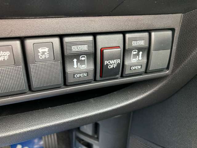 両側電動スライドドアになります。運転席からスイッチでドアの開閉が可能です。