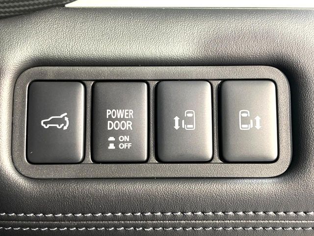 【両側パワースライドドア】スマートキーや運転席のスイッチで後席両側スライドドアの開閉が可能♪電動だから力を入れてドアを開ける必要が無く、小さなお子様でも簡単に開け閉めでき快適です♪