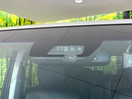 【三菱e-Assist】走行中に前方の車両等を認識し、衝突しそうな時は警報とブレーキで衝突回避と被害軽減をアシスト。より安全にドライブをお楽しみいただけます。