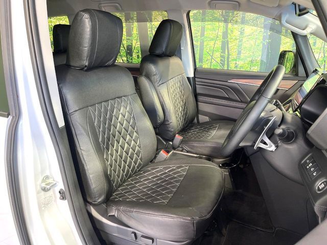 運転席シート廻りは使用感も少なく、良好な状態となっています。丁寧に使われていたことがよくわかりますね。