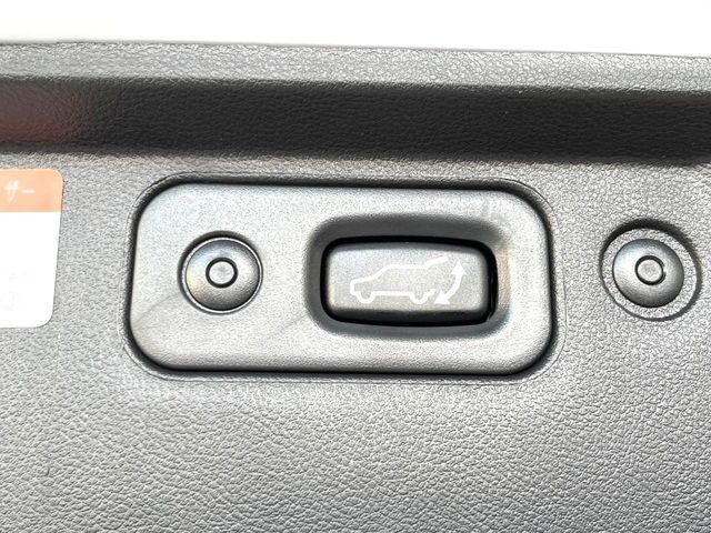 【パワーバックドア】スマートキーや運転席のボタンを押すだけでリアゲートが自動で開閉します！荷物を持っている時や、高い位置にあるバックドアを閉める際に便利な機能です♪