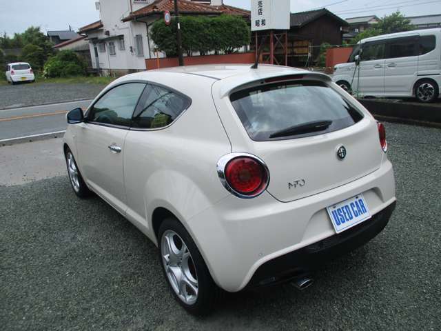 実は、私はこのミトが好きな車なのです。そりゃ昔の荒々しいエンジンでもなく今風の1400ccのコンパクトサイズの2ドアハッチバッゥでミニなどと比較されます。ミニも初期モデルから比較しますと故障も減り