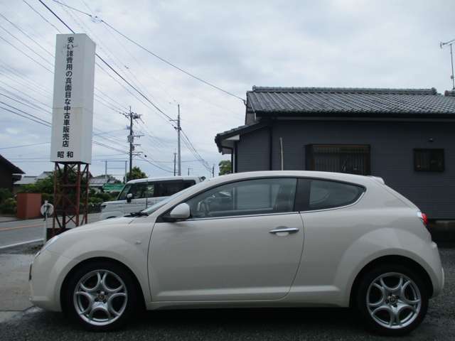 ございません。車が好きな車屋なのです。自分が安心して乗るならここまでやるという整備でお届けします。当店の販売の7割は九州以外の地域で有り車庫証明はお客様のお住いの近くの行政書士様に依頼致しますので