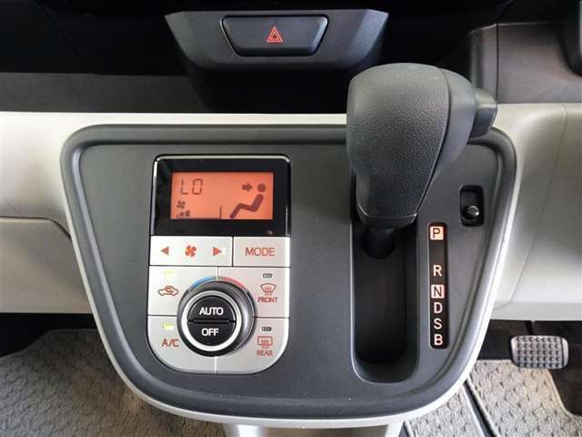 車内を快適に、オートエアコンを装備してます。