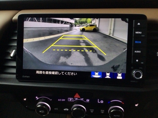 【バックカメラ】運転が苦手な方も車庫入れラクラクです！ギアをリバースに入れれば自動的に切り換わりますので、面倒な操作は不要です♪狭い駐車場もお車を傷つけず安心ですね！