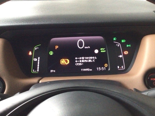 メータは先進的なデジタルメーターを採用！ゆっくりと数字が動くのでとても見やすく表示されます！平均燃費なども表示、エコな運転の手助けをしてくれます！