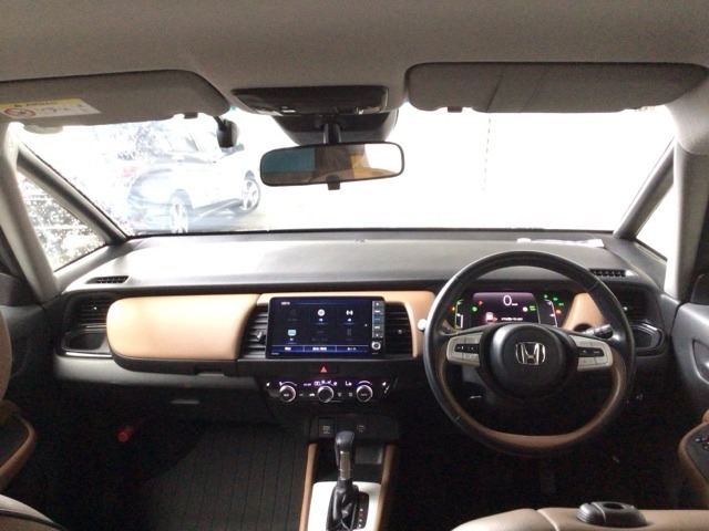 【前方視界】開放的な前方視界！運転がしやすく疲れにくいです♪窓が大きく、見通しがとっても良いおクルマですよ♪