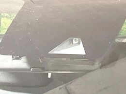 【エマージェンシーブレーキ】走行中に前方の車両等を認識し、衝突しそうな時は警報とブレーキで衝突回避と被害軽減をアシスト。より安全にドライブをお楽しみいただけます。
