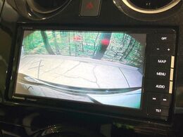 【バックカメラ】駐車時に後方がリアルタイム映像で確認できます。大型商業施設や立体駐車場での駐車時や、夜間のバック時に大活躍！運転スキルに関わらず、今や必須となった装備のひとつです！