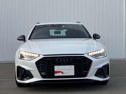 日本人デザイナーの発案によって2005年から採用されている、「シングルフレームグリル」。ひと目でAudiとわかる象徴的なデザインはAudiのブランドイメージを確立しています。