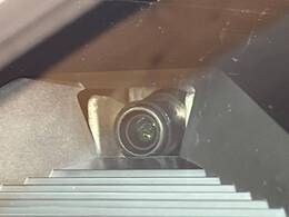 【ホンダセンシング】走行中に前方の車両等を認識し、衝突しそうな時は警報とブレーキで衝突回避と被害軽減をアシスト。より安全にドライブをお楽しみいただけます。