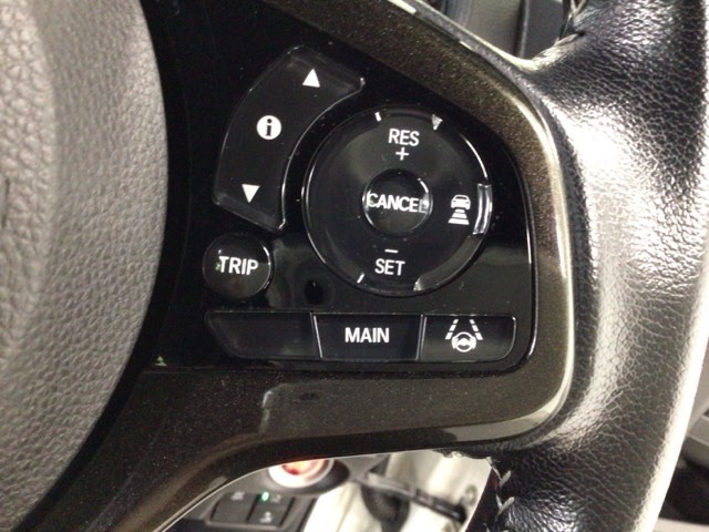 【アダプティブ・クルーズ・コントロール】予め設定した車速内でクルマが自動的に加減速。 前走車との適切な車間距離を維持しながら追従走行し、高速道路でのドライバーの疲労を軽減してくれる嬉しい機能付♪
