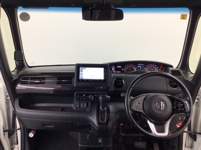 【前方視界】開放的な前方視界！運転がしやすく疲れにくいです♪窓が大きく、見通しがとっても良いおクルマですよ♪