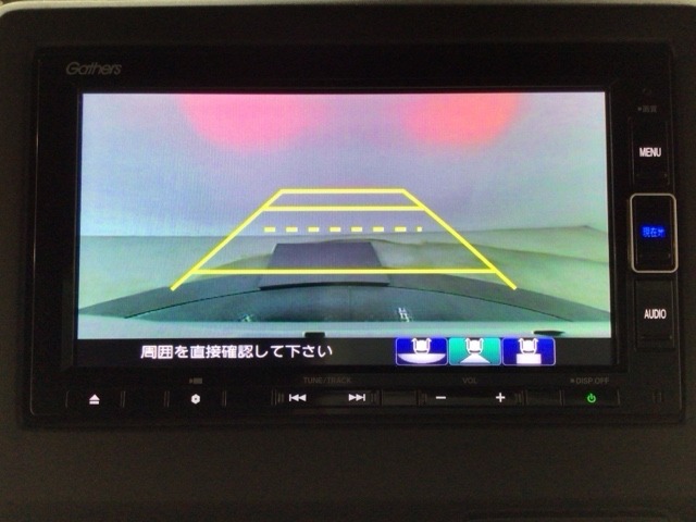 【バックカメラ】運転が苦手な方も車庫入れラクラクです！ギアをリバースに入れれば自動的に切り換わりますので、面倒な操作は不要です♪狭い駐車場もお車を傷つけず安心ですね！