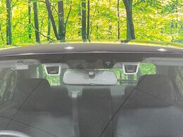 【アイサイト】前方の車両等を検知し、衝突しそうな時は警報で注意を促し、ブレーキを踏む力をサポート。ブレーキを踏めなかった場合は衝突被害軽減ブレーキが作動、衝突回避をサポートします。