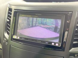 【バックカメラ】駐車時に後方がリアルタイム映像で確認できます。大型商業施設や立体駐車場での駐車時や、夜間のバック時に大活躍！運転スキルに関わらず、今や必須となった装備のひとつです！