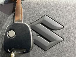 【キーレス】少し離れた場所からでもボタン一つでドアの開錠・施錠ができるのでとっても便利！ドアの鍵穴周りに傷をつけることもありません♪