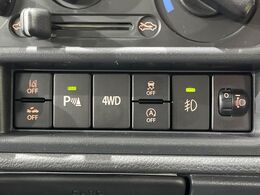 【車線逸脱警報】道路上の白（黄）線を認識し、意図せず走行中の車線からはみ出しそうになった時、メーター内の警告灯とブザーで注意喚起してくれる安心・安全機能です♪