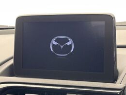 【マツダコネクトナビ】車内の雰囲気にマッチした一体型タイプのナビ。各種車輌設定やBluetooth再生等、様々な機能が楽しめます。直感的なダイヤル操作が可能で、使い勝手も良好です。